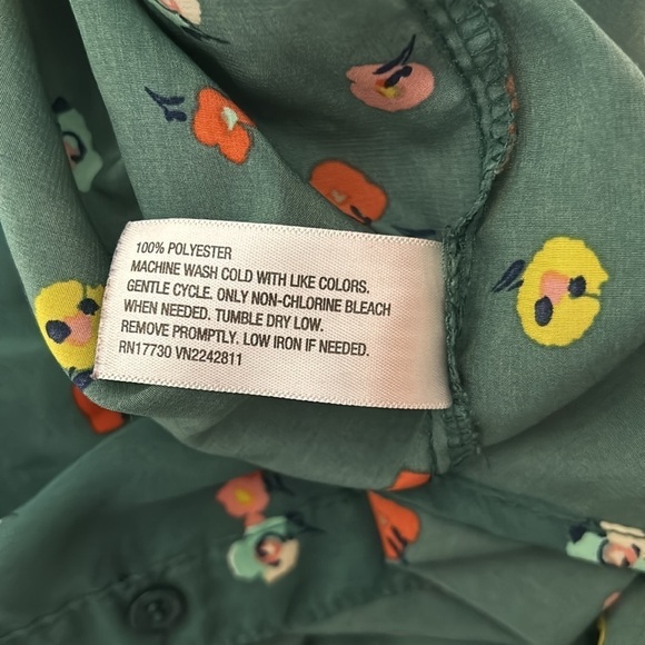 Green button up dress with collar, and open back. - Picture 11 of 11